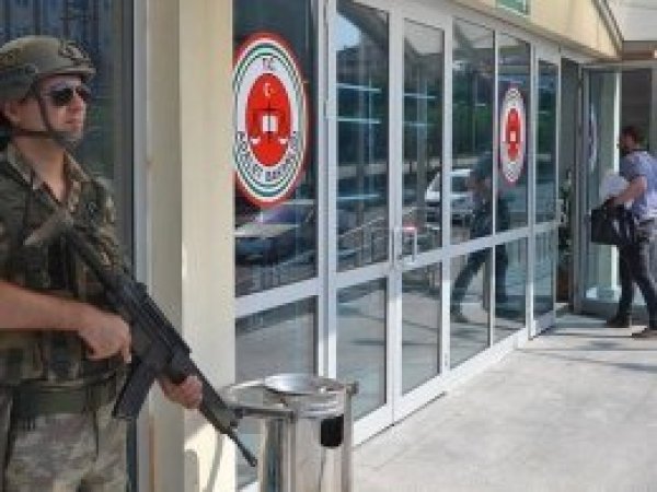Ara kararda tutuklama çıkınca duruşma salonundan kaçtılar
