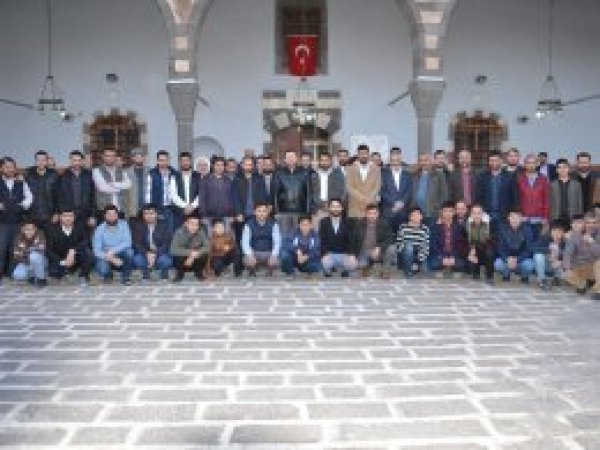 HÜDA PAR'lı gençler sabah namazında buluşuyor