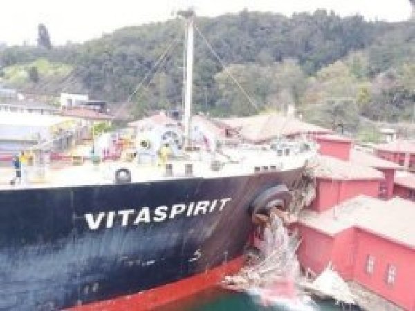 İstanbul Boğazı'nda tarihi yalıya çarpan gemiye haciz konuldu