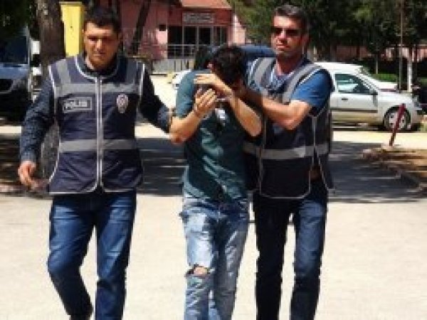 Savcı olduğunu söyleyen kişi, 2 arkadaşını gözaltına aldırdı