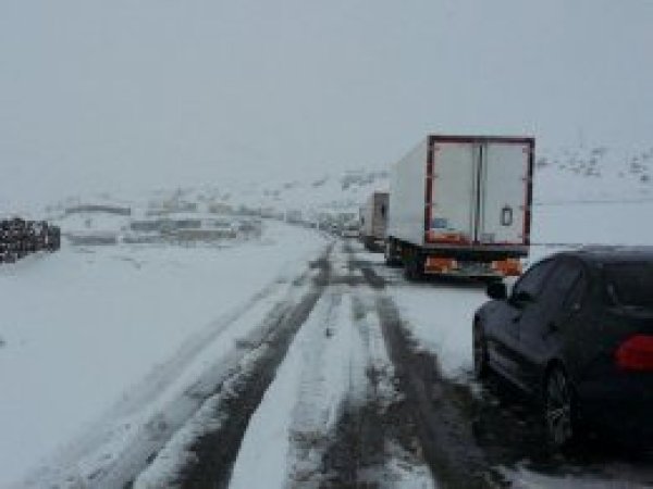 Tendürek’te onlarca araç mahsur kaldı