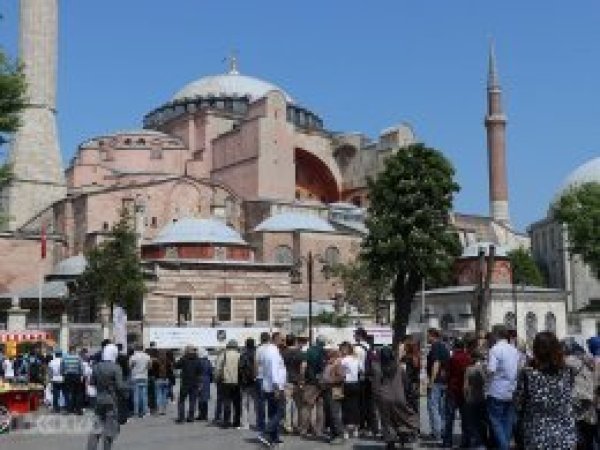 Ayasofya ziyaretçi akınına uğruyor