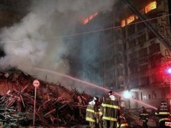 Brezilya'da çıkan yangında 26 katlı bina çöktü