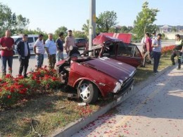 İkiye ayrılan otomobilden kurtuldu
