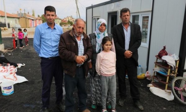 Bir ayda 3 ev, köy odası yandı, şimdi elbiseleri kendi kendine alev alıyor