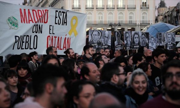 Katalonya'da siyasetçilerin mahkumiyetine karşı protestolar sürüyor