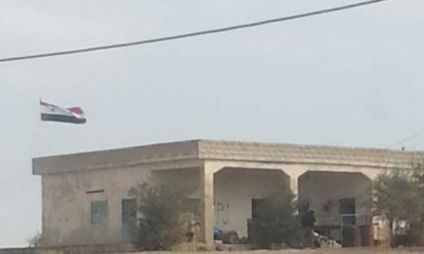 Suriye Ordusu Kobani'de sınır kapısına Suriye bayrağını astı