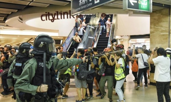 Hong Kong'da polisten alışveriş merkezlerine baskın