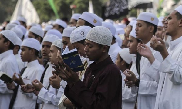 Endonezya'lılar Mevlit Kandili'ni kutladı