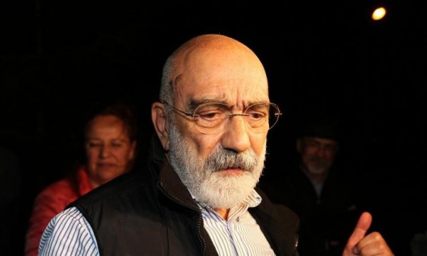 Gazeteci Ahmet Altan için yakalama kararı çıkarıldı