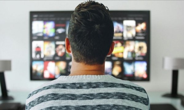 Ekran başında geçirilen zaman şeker ve kafein tüketimini artırıyor