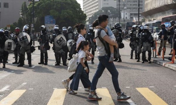 Hong Kong protestoların gölgesinde yerel seçim için sandık başına gidiyor