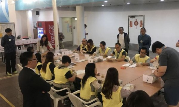 Protestoların devam ettiği Hong Kong'daki yerel seçimde oy sayım işlemi başladı