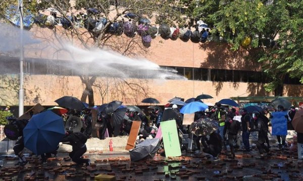 Hong Kong'da polis üniversite kampüsüne girdi