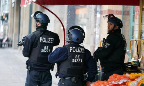 Berlin'de silahlı soygun girişimi: Polis zanlının peşinde