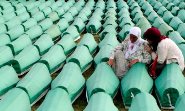 "Yeşile sarılmış dizi dizi tabutların resmini yıllarca kapıma astım"