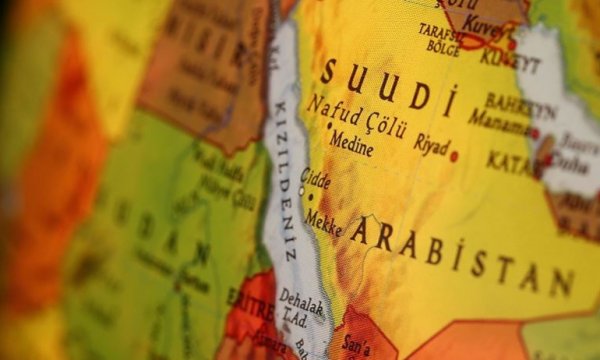 Suudi Arabistan'da bekar erkeklerin restoranlara farklı kapıdan giriş zorunluluğu kaldırıldı