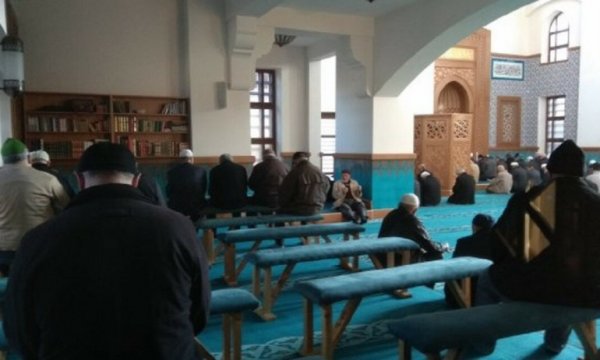 Diyanet Camilerdeki sabit oturakları kaldıracak