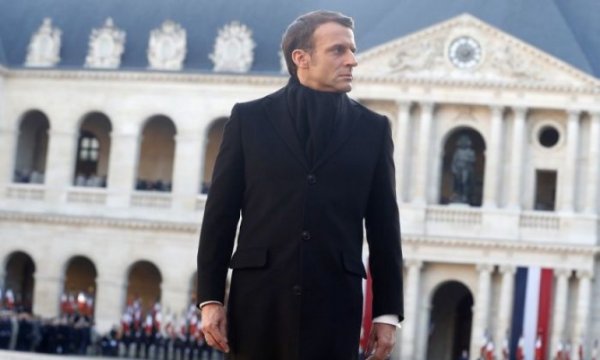 Grevle köşeye sıkışan Macron'dan geri adım