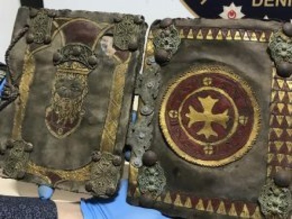 Denizli'de yaklaşık bin yıllık altın yazmalı kitaplar ele geçirildi
