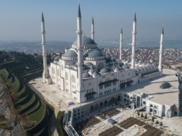 Çamlıca Camisi'nde ilk ezan Regaip Kandili'nde okunacak