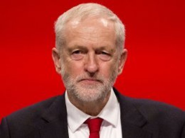 İngiltere'de cami ziyaret eden Corbyn'e yumurtalı saldırı