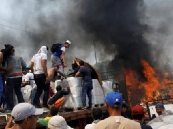 NYT: Venezuela'ya giden yardım kamyonlarını Maduro yaktırmadı