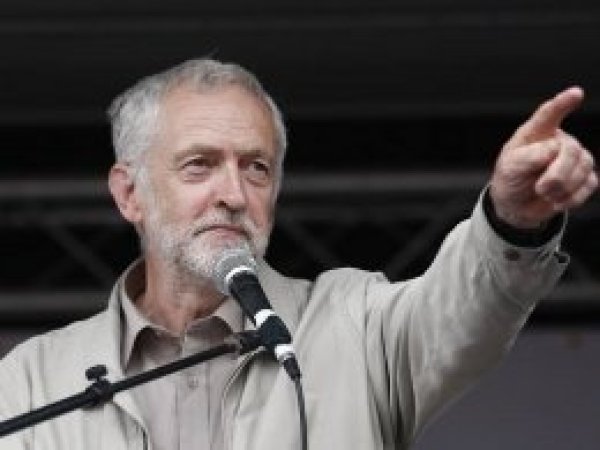 İngiliz askerleri Parti lideri Corbyn'i hedef tahtasına koydu
