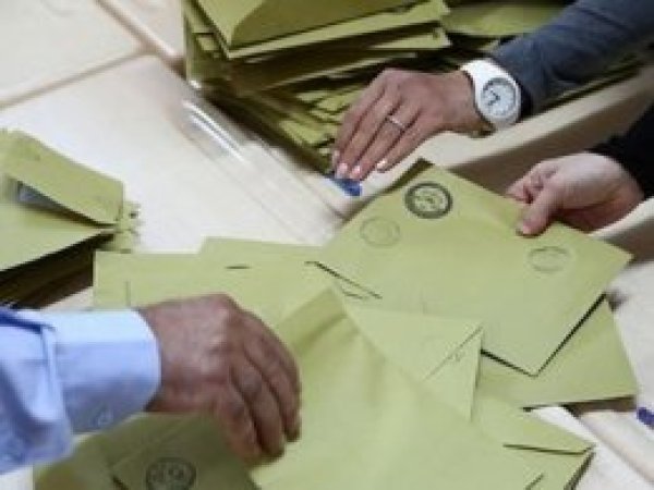 AK Parti, İstanbul'da 38 ilçedeki oyların yeniden sayılmasını istedi