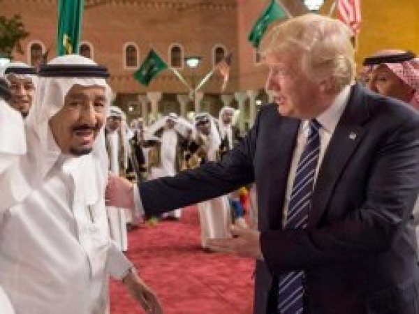 Trump'tan Kral Selman'a: Sizi savunmak için yırtınıyoruz