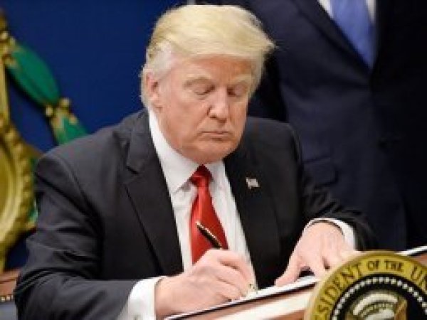 ABD Başkanı Trump İran'a yaptırımları imzaladı