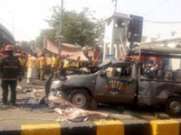 Pakistan'da Data Darbar Türbesi önündeki polis aracı patlatıldı 