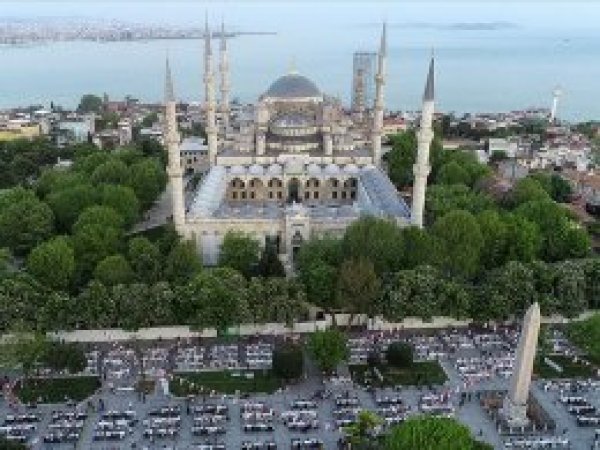 Sultanahmet'te binlerce kişi iftar sofrasında buluştu