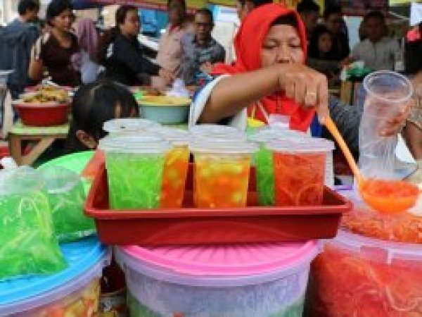 Endonezya'da iftar sofralarının hafif atıştırmalıkları 'takjil'