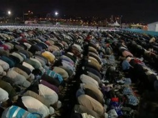 Yenikapı'da yüz binler Enderun Teravihi'nde saf tuttu