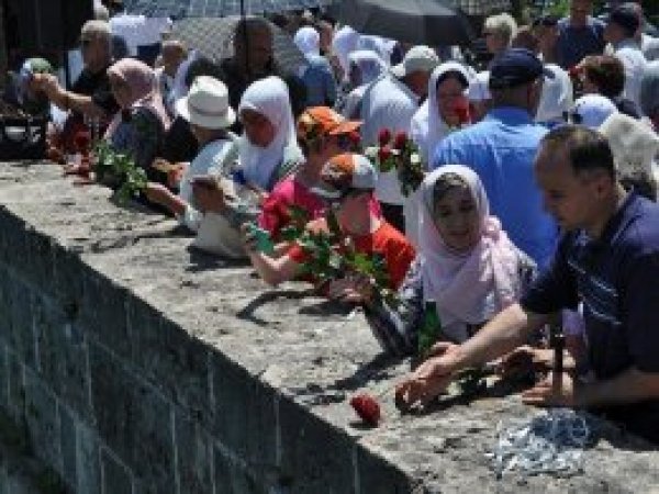 Bosna Savaşında diri diri yakılan kurbanlar anıldı