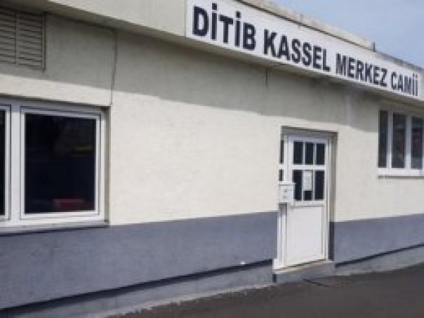 Kur'an-ı Kerim'i yırtıp tuvalete attılar camları kırdılar