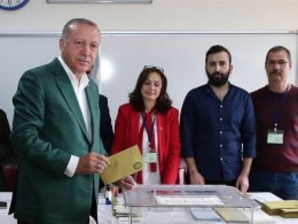 Siyasetçiler oyunu kullandı