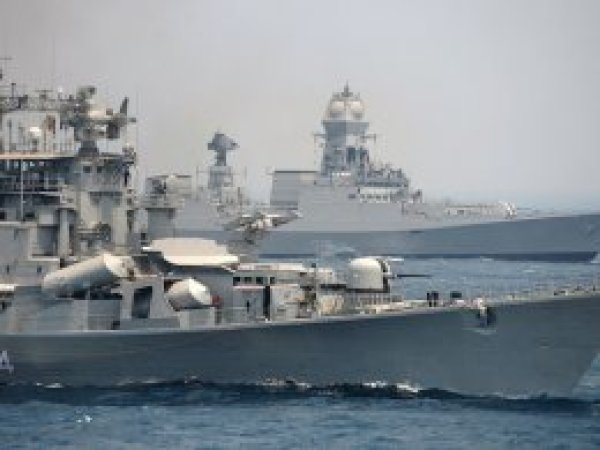 Hindistan Umman ve Basra Körfezi'ne iki savaş gemisi sevk etti