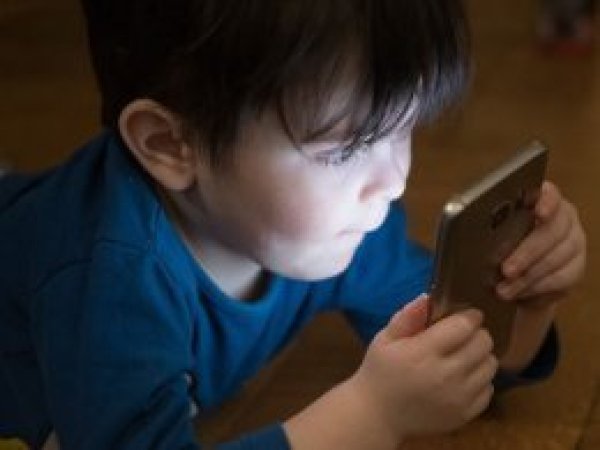Cep telefonları çocuklar için daha riskli