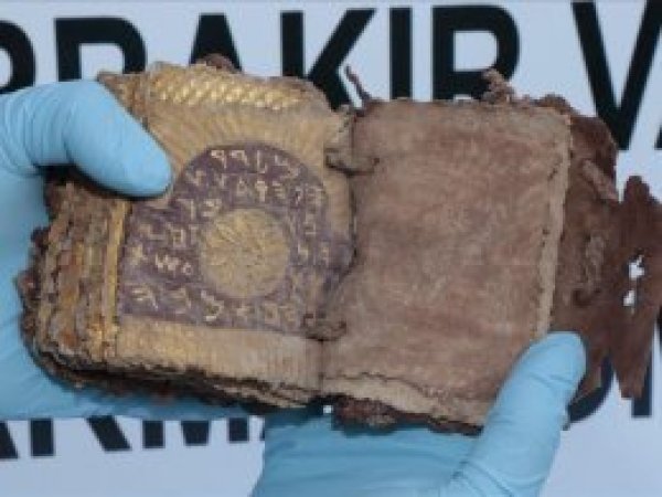 Diyarbakır'da ceylan derisine altın yazmalı kitap ele geçirildi