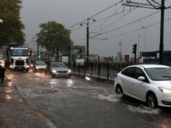 İstanbul'da su baskınları: Bir kişinin cansız bedeni bulundu