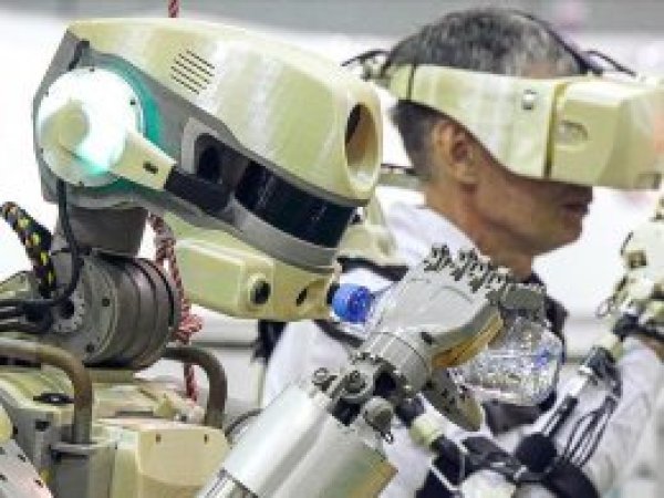 İnsansı robotu taşıyan mekik uzay istasyonuna bağlandı