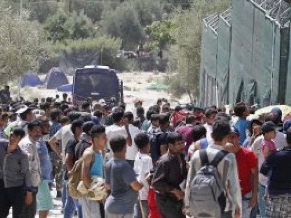 Yunan adalarındaki düzensiz göçmenler ana karaya taşınıyor