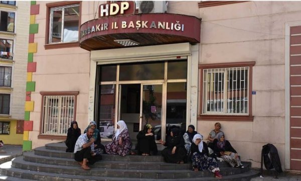 Diyarbakır annelerinin oturma eylemine katılım sürüyor