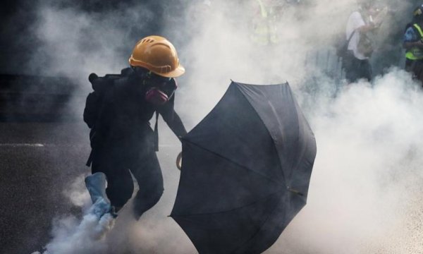 Binlerce Hong Konglu yasağa rağmen yürüdü; şehir savaş alanına döndü