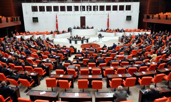 TBMM'nin açtığı sınavda 98 puan alan elendi, 62 puan alan terfi ettirildi