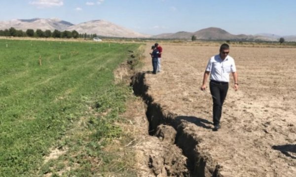 5 metre derinliğinde 1 kilometrelik yarık oluştu. Halk tedirgin 