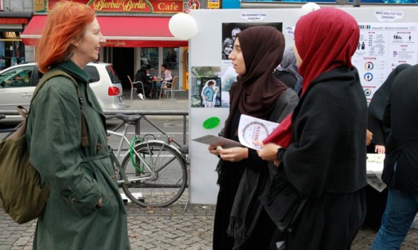 Avrupa'nın 25 noktasında başörtü etkinliği
