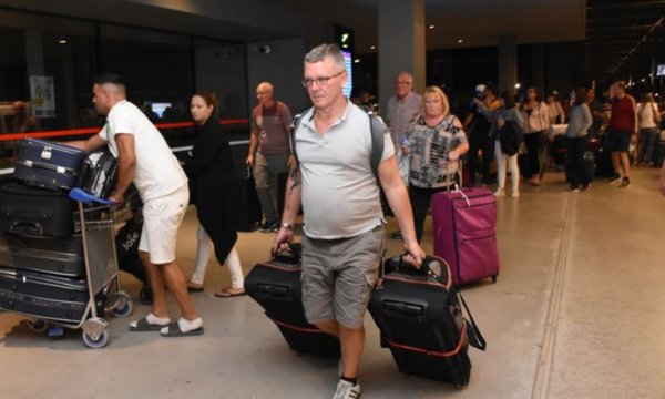 'Thomas Cook'un misafirlerinden 1050 turist Antalya'dan gönderildi'